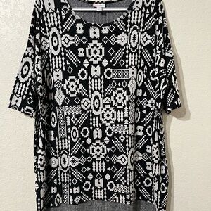 ❄️ ⛄️ Lularoe Tribal black and white blouse large